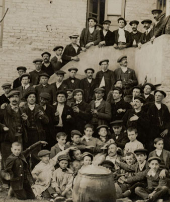 L'Orfe&oacute; Muntanyenc celebrant el berenar de Caramelles al pati del Centre Cat&ograve;lic de Sant Quirze de Besora. 1914