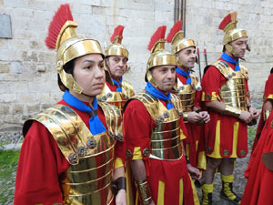 Setmana Santa 2023 a Girona. Sortida dels Manaies per lliurar el Pen&oacute;