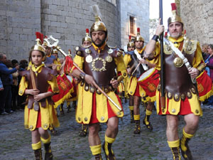 Setmana Santa 2023 a Girona. Sortida dels Manaies per lliurar el Pen&oacute;