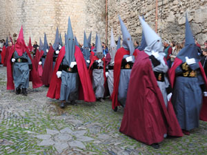 Setmana Santa 2023 a Girona. Sortida dels Manaies per lliurar el Pen&oacute;