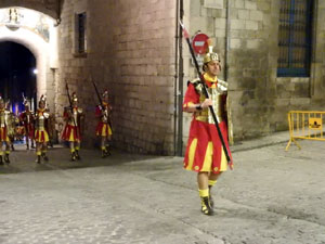Setmana Santa 2023 a Girona. Sortida dels Manaies per lliurar el Pen&oacute;