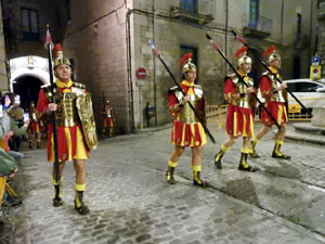 Setmana Santa 2023 a Girona. Sortida dels Manaies per lliurar el Pen&oacute;