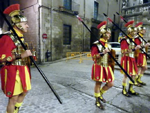 Setmana Santa 2023 a Girona. Sortida dels Manaies per lliurar el Pen&oacute;