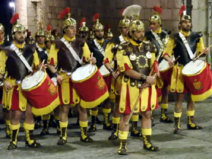 Setmana Santa 2023 a Girona. Sortida dels Manaies per lliurar el Pen&oacute;