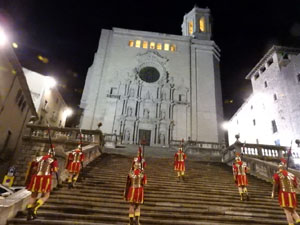 Setmana Santa 2023 a Girona. Sortida dels Manaies per lliurar el Pen&oacute;