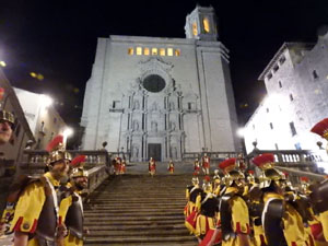 Setmana Santa 2023 a Girona. Sortida dels Manaies per lliurar el Pen&oacute;