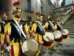 Setmana Santa 2023 a Girona. Sortida dels Manaies per lliurar el Pen&oacute;