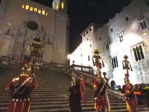 Setmana Santa 2023 a Girona. Sortida dels Manaies per lliurar el Pen&oacute;