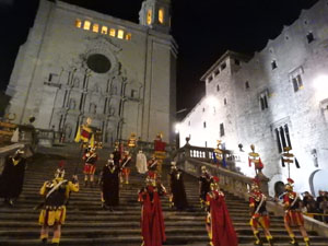 Setmana Santa 2023 a Girona. Sortida dels Manaies per lliurar el Pen&oacute;
