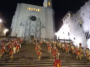 Setmana Santa 2023 a Girona. Sortida dels Manaies per lliurar el Pen&oacute;