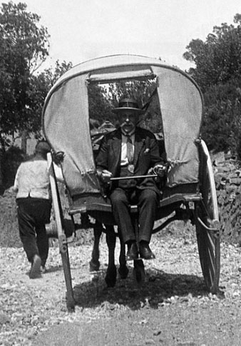 Eduard Toda dalt de la tartana cam&iacute; del castell d'Escornalbou. 1931