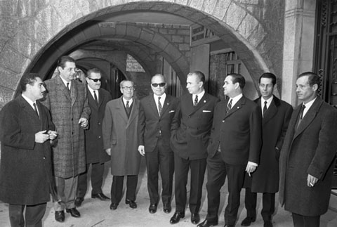 Presa de possessi&oacute; de l'alcalde de Girona, Josep Bonet Cuf&iacute;. L'alcalde sortint, Pere Ordis Llach, amb els regidors, entre ells Joaquim Pla Dalmau, a les Voltes d'en Ros&eacute;s. 1967