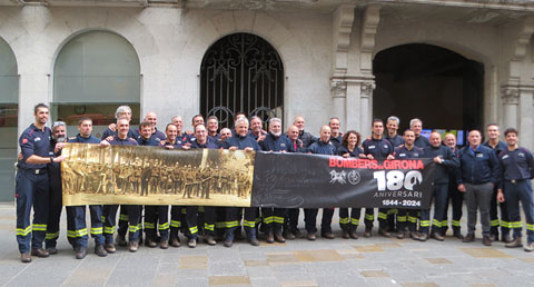 Fotografia de grup dels bombers a la pla&ccedil;a del Vi