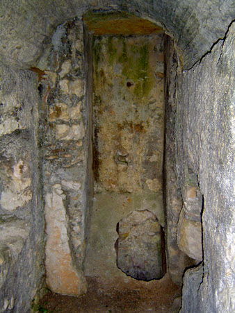 Acc&eacute;s al pou de la cisterna