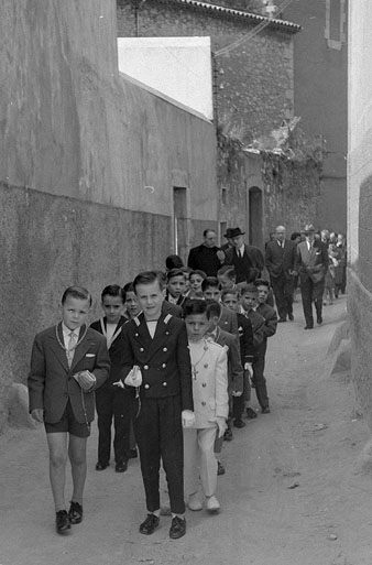 Primera Comuni&oacute; d'alumnes de les Escoles d'Ensenyament Primari de Foment de Cultura a Girona. Recorregut dels alumnes i els assistents des de l'esgl&eacute;sia dels Dolors fins al Cinema Modern, en el seu pas pel carrer del Portal Nou. 1953