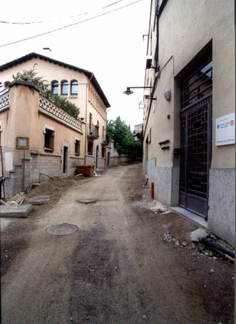 Obres al carrer del Portal Nou. S'observa la casa Dalmau, a l'esquerra, i l'edifici del Servei Catal&agrave; de la Salut, a la dreta. 2002