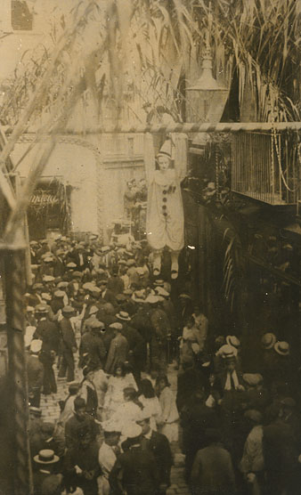 El Tarl&agrave; penjat al carrer de l'Argenteria durant la festa del carrer. 1908