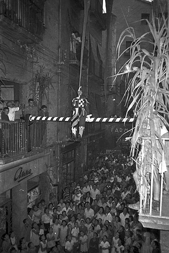 Espectacle del Tarl&agrave; durant les Festes del carrer de l'Argenteria. Recuperaci&oacute; de la tradici&oacute; de fer girar el Tarl&agrave;, despr&eacute;s de gaireb&eacute; 10 anys de par&egrave;ntesi. 1960