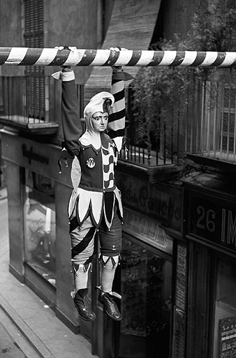 El Tarl&agrave; penjat al carrer de l'Argenteria durant les festes de Primavera. 1975