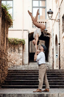 Artistes del X Festival Internacional de Circ Elefant d'Or pels carrers de la ciutat. Fotografia de Beto P&eacute;rez