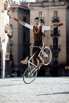Artistes del X Festival Internacional de Circ Elefant d'Or pels carrers de la ciutat. Fotografia de Beto P&eacute;rez