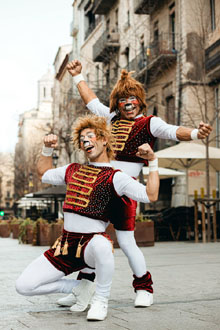 Artistes del X Festival Internacional de Circ Elefant d'Or pels carrers de la ciutat. Fotografia de Beto P&eacute;rez