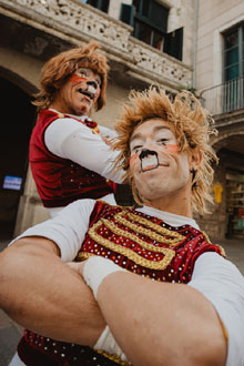 Artistes del X Festival Internacional de Circ Elefant d'Or pels carrers de la ciutat. Fotografia de Beto P&eacute;rez