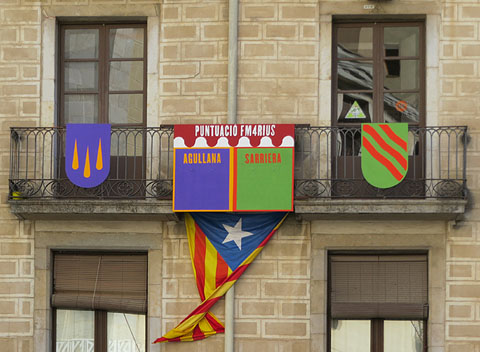 Comptador de les puntuacions dels dos equips a la fa&ccedil;ana d'&Ograve;mnium Cultural, a la pla&ccedil;a del Vi