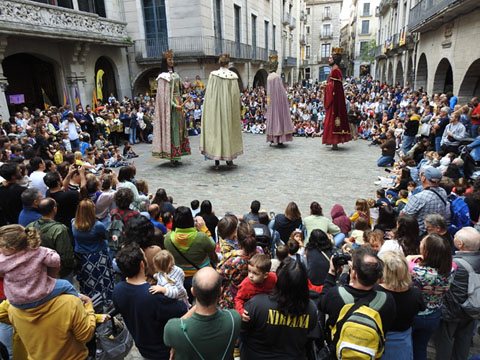Ball de gegants i gegantes a la pla&ccedil;a del Vi