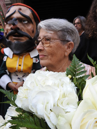 L'homenatjada M. &Agrave;ngels Vila, encarregada del canvi de rams de les gegantes