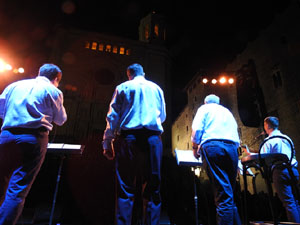 Fires de Sant Narc&iacute;s 2023. Cantada d'havaneres a la pla&ccedil;a de la Catedral pel grup Terra Endins