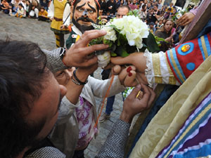Toc de Rams. Cerim&ograve;nia del canvi de rams de les gegantes