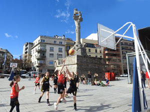 XII Jornada de l'Esport Femen&iacute; 2024 a la pla&ccedil;a Salvador Espriu i la de Francesc Calvet i Rubalcaba