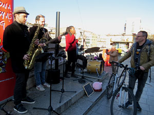 Nadal 2023. Girona Christmas Swing. Actuaci&oacute; de Aya & The Jumpin' Cats