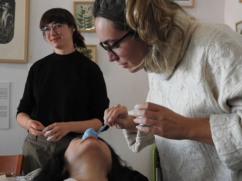 L'emmotllat de nassos al local de La Volta
