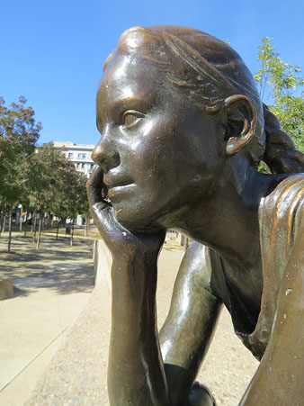 L'escultura a la pla&ccedil;a de l'U d'octubre de 2017