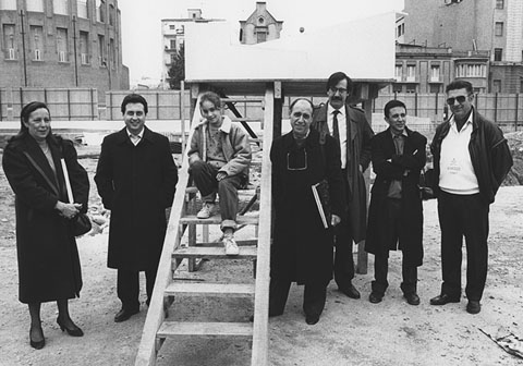D'esquerra a dreta: la mare de la nena, el regidor Miquel Fa&ntilde;an&agrave;s, Maria del Mar Cabeza, l'escultor Francisco L&oacute;pez, el regidor Josep Quintanas, l'arquitecte El&iacute;es Torres i el pare de la nena. 1990
