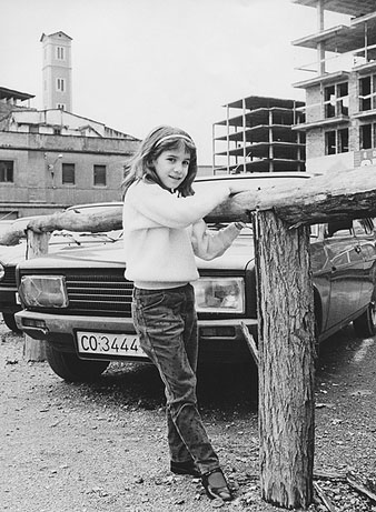 Retrat de Maria del Mar Cabeza Capell&aacute;n a la pla&ccedil;a de l'U d'octubre de 2017. 1986
