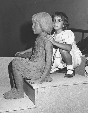 Primer modelatge en plastilina de l'escultura fet per Francisco L&oacute;pez, quan la model Maria del Mar Cabeza tenia quatre anys. 1983