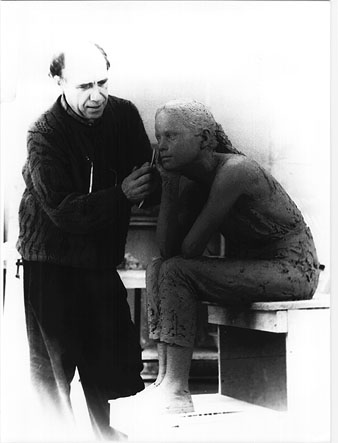 Francisco L&oacute;pez treballant en el model definitiu. 1990