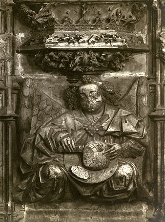 Representaci&oacute; d'un &agrave;ngel amb el pa senyat en acci&oacute; de llescar-lo. Detall del retaule de l'altar major de l'esgl&eacute;sia de Santa Maria de Castell&oacute; d'Emp&uacute;ries, de la segona meitat del segle XV. 1915