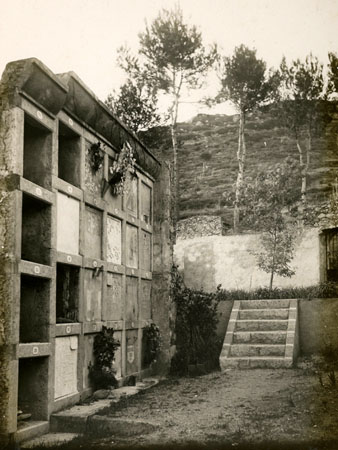 Interior del cementiri municipal de Girona. S'observen quatre pisos de n&iacute;nxols, que serien ampliats amb dues fileres m&eacute;s durant la Guerra Civil. 1932
