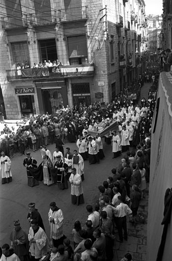 Enterrament del bisbe de Girona Josep Carta&ntilde;&agrave; Ingl&eacute;s, a la Catedral de Girona. La comitiva f&uacute;nebre accedeix a la pla&ccedil;a del Vi des del carrer Ciutadans. 1963