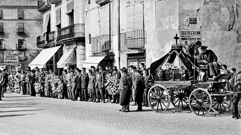 Enterrament d'un alumne de l'Escolania del Mercadal. Seguici funerari al seu pas per la rambla Jacint Verdaguer. 1956