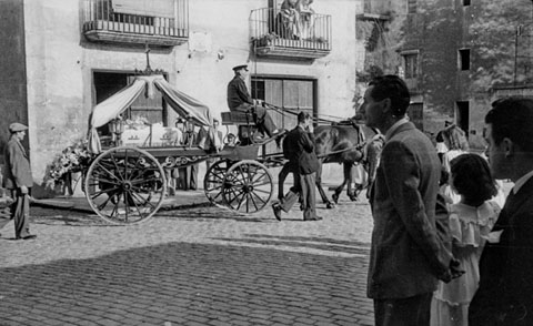 Seguici mortuori pel centre de la ciutat. Girona. S'observa el carruatge amb el ta&uuml;t. 1950