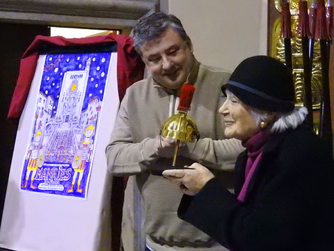 Pilarin Bay&eacute;s rebent el casc de manaia obsequi de la Confraria de mans del president Francesc Xavier Serra