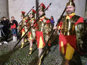 Setmana Santa 2024 a Girona. Sortida dels Manaies per lliurar el Pen&oacute;