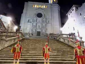 Setmana Santa 2024 a Girona. Sortida dels Manaies per lliurar el Pen&oacute;
