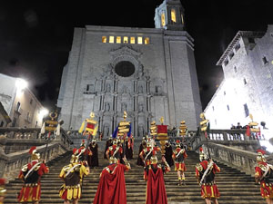 Setmana Santa 2024 a Girona. Sortida dels Manaies per lliurar el Pen&oacute;