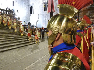 Setmana Santa 2024 a Girona. Sortida dels Manaies per lliurar el Pen&oacute;